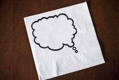 Los primeros en usar servilletas de papel fueron los chinos, en el siglo II, pero no se empezaron a popularizar en Occidente sino hasta el siglo XIX, con importaciones de servilletas decoradas de Japón.