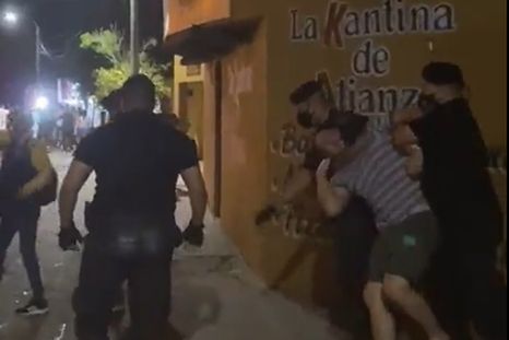En el video, efectivos policiales tiran a un hombre al piso, lo empujan y golpean su brazo