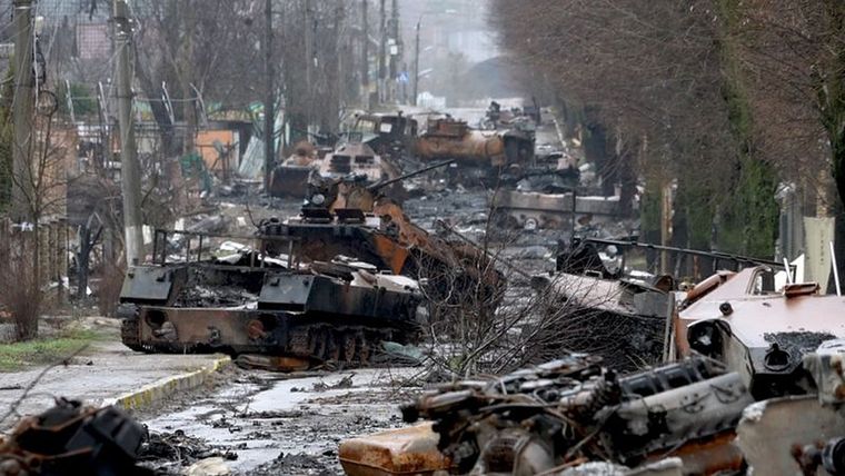 Una calle de Bucha con un reguero de armamento ruso destruido. Foto: BBC/LEE DURANT