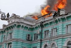 Varios camiones de bomberos se apresuraron a hacer frente al incendio que envolvía las vigas del techo del hospital. (Fuente: GETTY IMAGES)