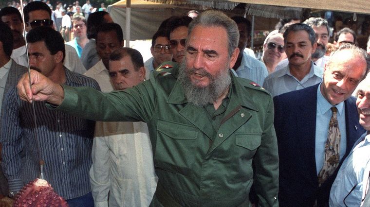 Los manifestantes recuerdan a Fidel Castro de diferentes maneras. Foto: La Voz de Galicia