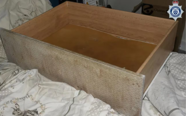 La niña estuvo encerrada en el cajón debajo de la cama desde el 18 de marzo de 2020 al 18 de febrero de 2023. Foto: Policía de Cheshire