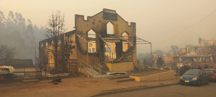 Imágenes del incendio muestran la destrucción casi total del pueblo turístico de Tomé, Chile. Imágenes del incendio muestran la destrucción casi total del pueblo turístico de Tomé, Chile.