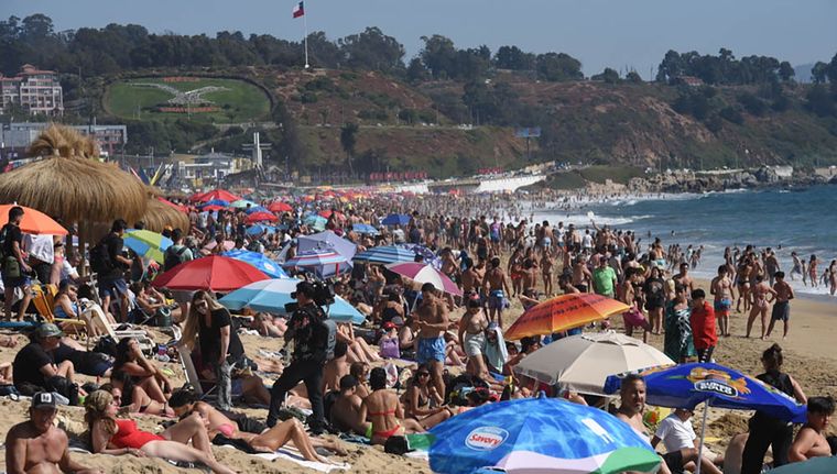 Este verano, vacacionar en las playas de Chile o de Brasil será mucho más caro para los argentinos.