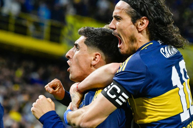 Miguel Merentiel festeja el primer gol de Boca y Edinson Cavani -autor del segundo- lo escolta en la celebración.