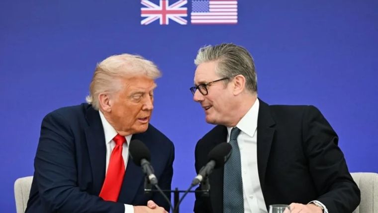 Donald Trump y Keir Starmer, de Reino Unido, en una pasada reunión diplomática. Foto Efe