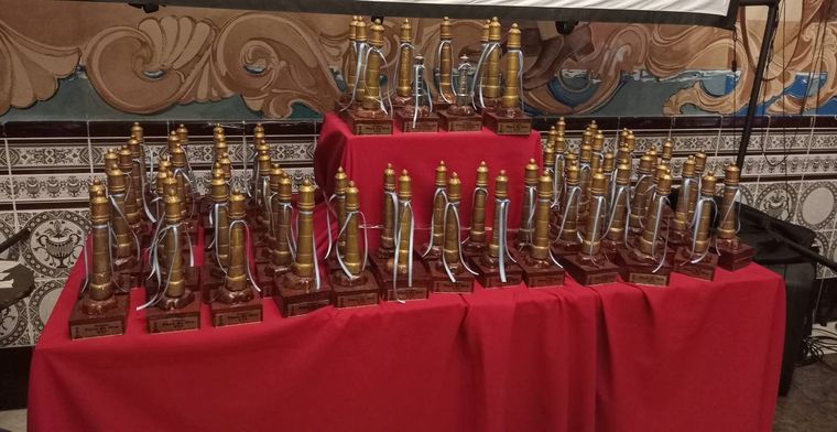 El Premio Nacional Faro de Oro distinguió a un artista en Mar del Plata con una estatuilla inédita que reconoce su trayectoria y proyección internacional.