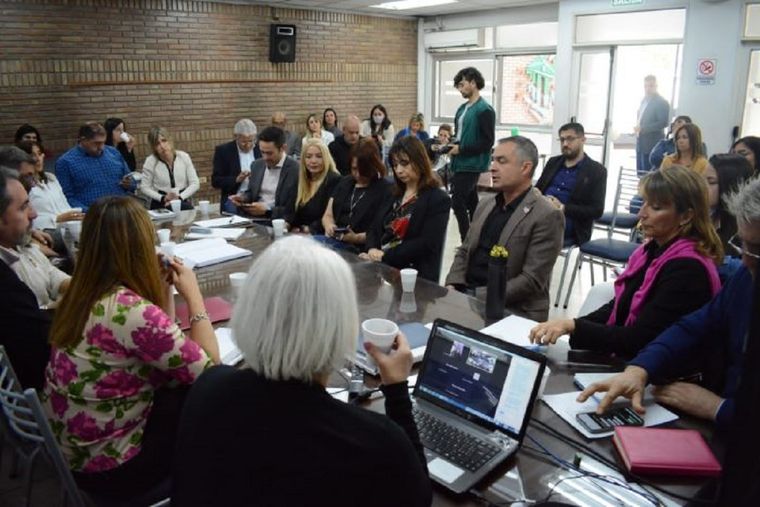 Representantes de la comisión de Legislación y asuntos Constitucionales, y de cultura y Educación, mantuvieron una reunión con la coordinadora general de Educación Superior y el rector del Instituto de Educación Física. Foto: Gobierno de Mendoza
