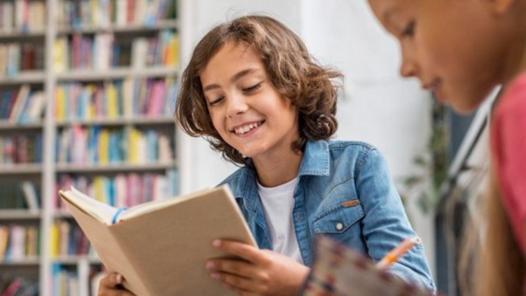 Si consideramos que leer implica la capacidad de decodificar las palabras, hay que destacar que se requieren otras habilidades para lograr la verdadera comprensión de un texto. Foto: Freepick