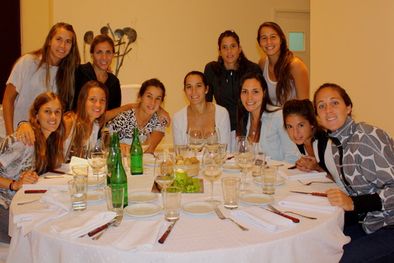 MDZol | Las deportistas posaron para la foto antes del comienzo de la cena. Foto: Gentileza