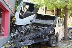 El camión incrustado en una vivienda tras perder los frenos y provocar un choque múltiple. Foto: Gentileza Diario Río Negro/Florencia Salto