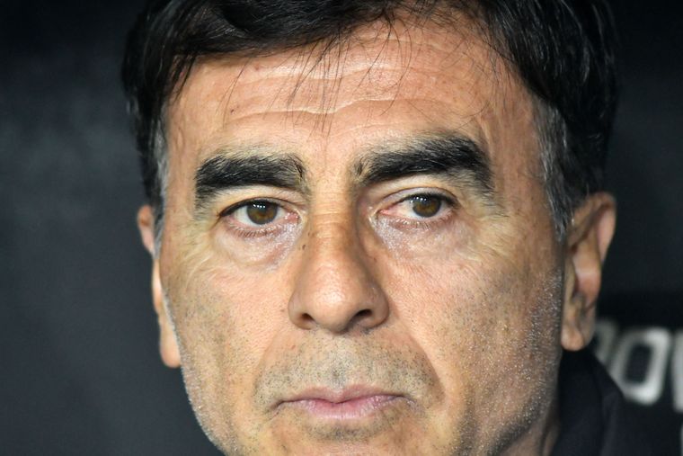 Gustavo Quinteros le lanzó un tajante mensaje a la dirigencia de Independiente.