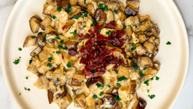 Esta receta tiene su origen en preparaciones campesinas donde se aprovechaban los ingredientes frescos recolectados del campo. Esta receta tiene su origen en preparaciones campesinas donde se aprovechaban los ingredientes frescos recolectados del campo.