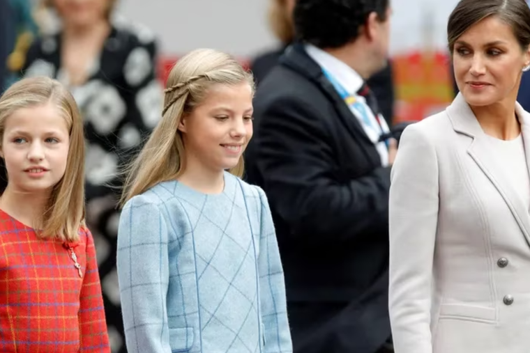 Una foto del pasado: la reina Letizia junto a sus hijas, la princesa Leonor y la infanta Sofía vistiendo estilosos y sobrios looks. Foto: EFE