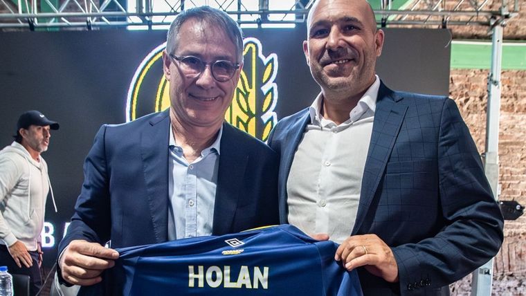 Holan fue presentado como nuevo DT de Rosario Central. Foto: @RosarioCentral