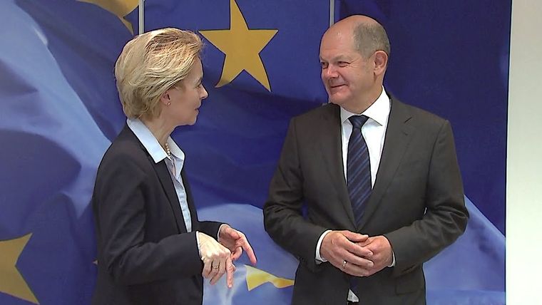 Ursula von der Leyen con Olaf Scholz, canciller de Alemania. Foto: Youtube.