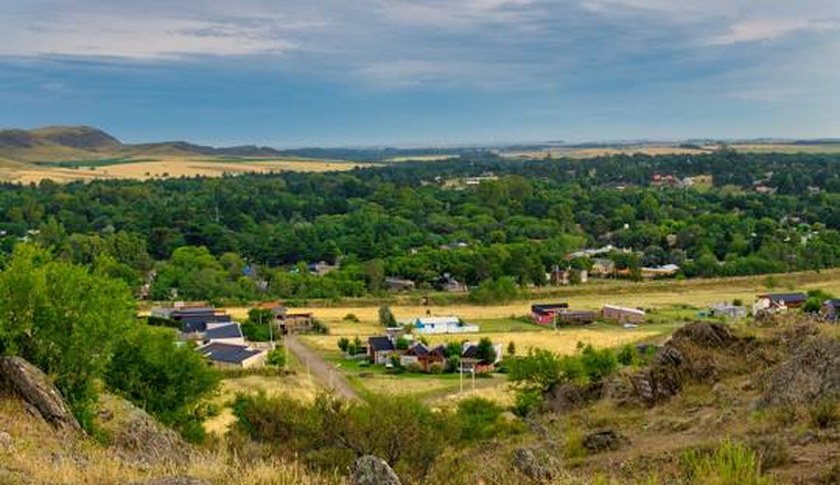 Con sus cerros, arroyos y paisajes verdes, Sierra de la Ventana combina aventura y descanso en uno de los entornos serranos más lindos de la provincia. Con sus cerros, arroyos y paisajes verdes, Sierra de la Ventana combina aventura y descanso en uno de los entornos serranos más lindos de la provincia.