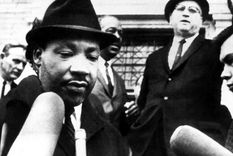 Foto de archivo en la que se ve a Martin Luther King Jr. (i) mientras da declaraciones en 1965. Foto EFE