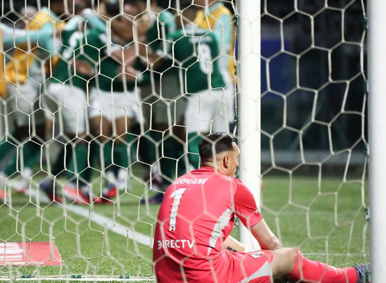 Palmeiras acaba de convertir uno de los tres goles de la noche y Franco Armani no tiene consuelo. River sufrió una dura y prematura eliminación de la Libertadores.  