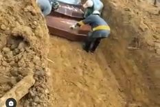 Manaos Según los reportes, ya no hay lugar para los entierros y se han debido abrir fosas comunes.