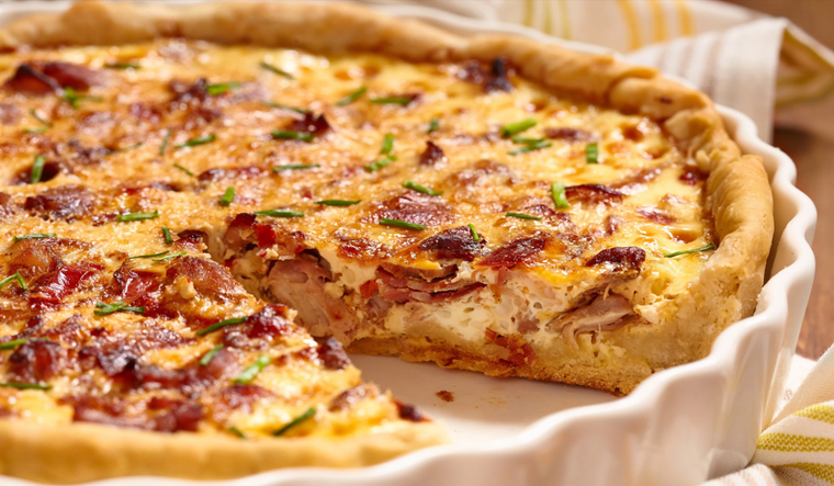 Admira esta deliciosa tarta de calabacín y panceta para compartir con tus seres queridos