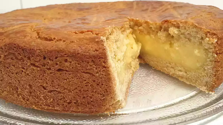 Con el tiempo, muchas versiones de la receta comenzaron a usar crema pastelera como relleno. Con el tiempo, muchas versiones de la receta comenzaron a usar crema pastelera como relleno.