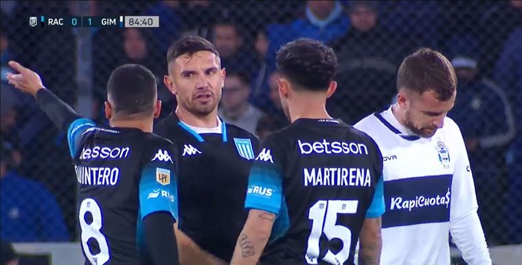 La discusión entre los jugadores de Racing. Foto: Captura