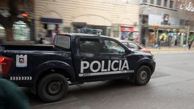 La pareja fue capturada y detenida poco despues del robo. La pareja fue capturada y detenida poco despues del robo.