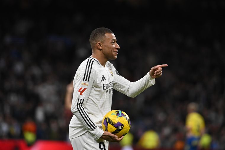 Mbappé se fue al descenso con su equipo que adquirió el 80% de las acciones. Foto: EFE