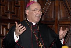 un obispo espanol se desmarca de francisco y condena a los gays