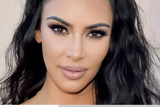 Foto: Popsugar - https://media1.popsugar-assets.com/files/thumbor/mzUiLo-8Y10peZM55u_w6Loa-h4/612x451:2344x2183/fit-in/2048xorig/filters:format_auto-!!-:strip_icc-!!-/2019/11/19/007/n/1922398/d3c823415dd4769f7d9263.82518194_/i/Kim-Kardashian.jpg