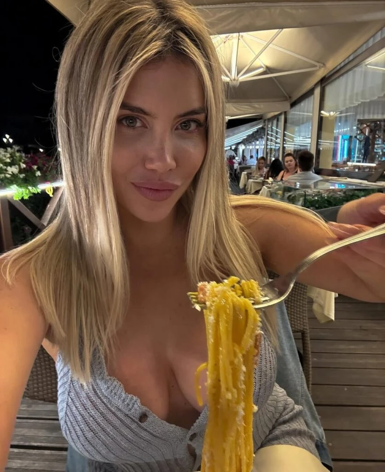 Textura, color y una silueta ajustada que marcó el tono de su noche. Textura, color y una silueta ajustada que marcó el tono de su noche.