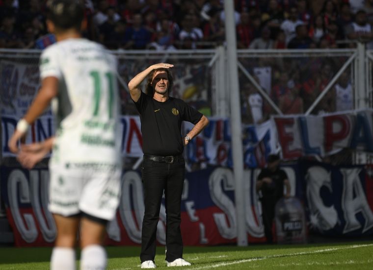 Insua durante el partido ante Sarmiento de Junín. Foto: Foto Baires