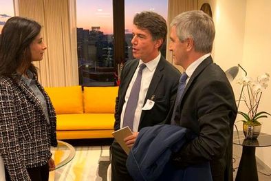 MDZol | Gita Gopinath, la número dos del Fondo, junto al jefe de Gabinete, Nicolás Posse, y el ministro de Economía, Luis Caputo, durante un encuentro extraoficial en la sede del organismo en Washington. Foto: Télam