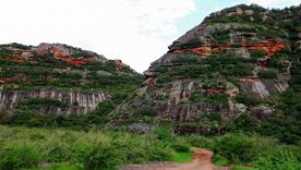 Senderos, museo y arte rupestre convierten a este pueblo serrano en una escapada ideal para mezclar naturaleza, historia y cultura. Senderos, museo y arte rupestre convierten a este pueblo serrano en una escapada ideal para mezclar naturaleza, historia y cultura.