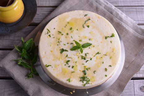 Una versión distinta de la clásica tarta salada, con hierbas frescas y un toque cítrico.