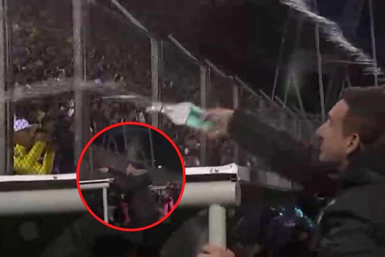 El banco de Agropecuario agredió a la hinchada de Boca.