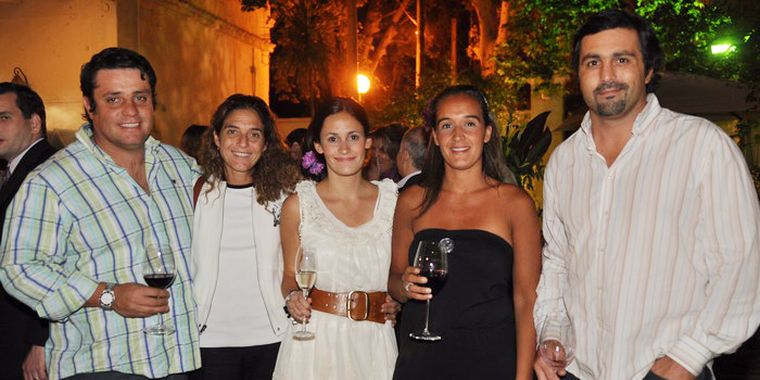 El chef Matías Podestá, Beatriz Barbera y Lourdes Gutiérrez, Catalina Grandval y Juan Pablo Angelillo, de Lagarde. Foto: Gerardo Gómez/MDZ