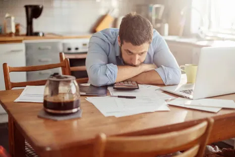 Para muchos trabajadores precarios la reforma laboral no cambia nada, porque si nunca tuvieron derechos formales, cambiar las reglas del juego formal no los afecta, están fuera del juego. Para muchos trabajadores precarios la reforma laboral no cambia nada, porque si nunca tuvieron derechos formales, cambiar las reglas del juego formal no los afecta, están fuera del juego.