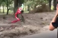 Momento en que los jóvenes arrojaron la bicicleta del sistema BiciTran en el Parque San Martín. Foto: Captura de video en redes sociales Momento en que los jóvenes arrojaron la bicicleta del sistema BiciTran en el Parque San Martín. Foto: Captura de video en redes sociales