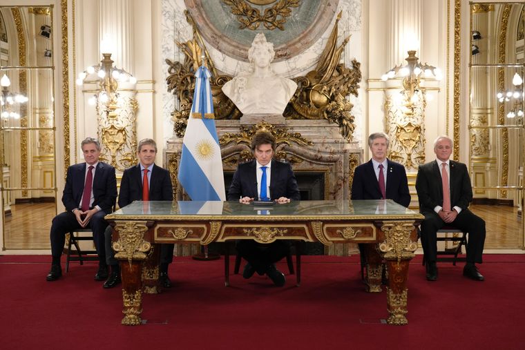 Milei junto al equipo económico Milei junto al equipo económico