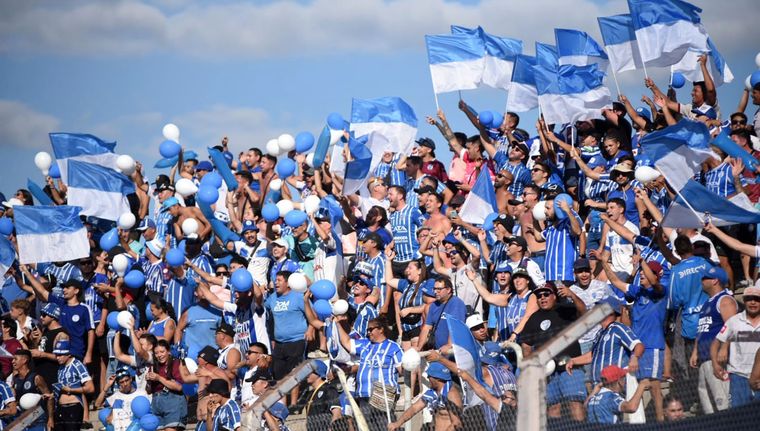 Los hinchas del Tomba recibieron una grata noticia post clásico. Foto: Juan Ignacio Blanco/MDZ