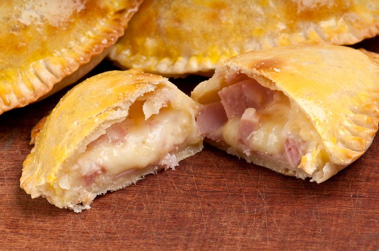 Receta de empanadas de jamón y queso fáciles y deliciosas.