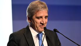 Luis Caputo llamó presidente Menem a Milei por error. Luis Caputo llamó presidente Menem a Milei por error.