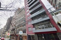 Las llamas se originaron en una unidad del segundo piso de un edificio de ocho plantas.