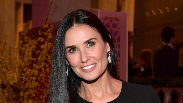 Demi Moore opta por los vestidos negros que más te favorecerán si eres mayor de 50 años Foto: Stars at 60