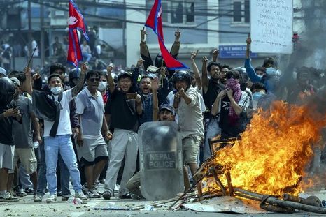 En Nepal, las protestas por la prohibición de las redes sociales desataron la furia. Foto Efe En Nepal, las protestas por la prohibición de las redes sociales desataron la furia. Foto Efe
