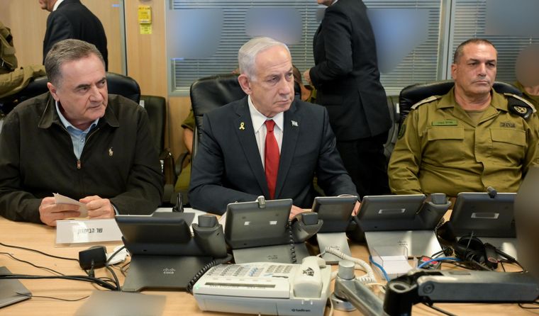 El primer ministro de Israel Benjamín Netanyahu junto al ministro de Defensa Israel Katz y el jefe del Estado Mayor Eyal Zamir
