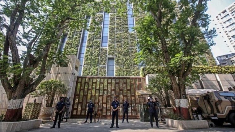 El vehículo con explosivos fue estacionado cerca de la opulenta residencia de 27 pisos de Mukesh Ambani. (Fuente: EPA)