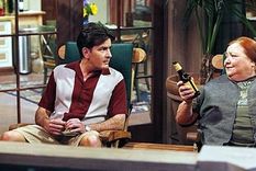 Conchata Ferrell, con Charlie Sheen: Berta y Charlie.